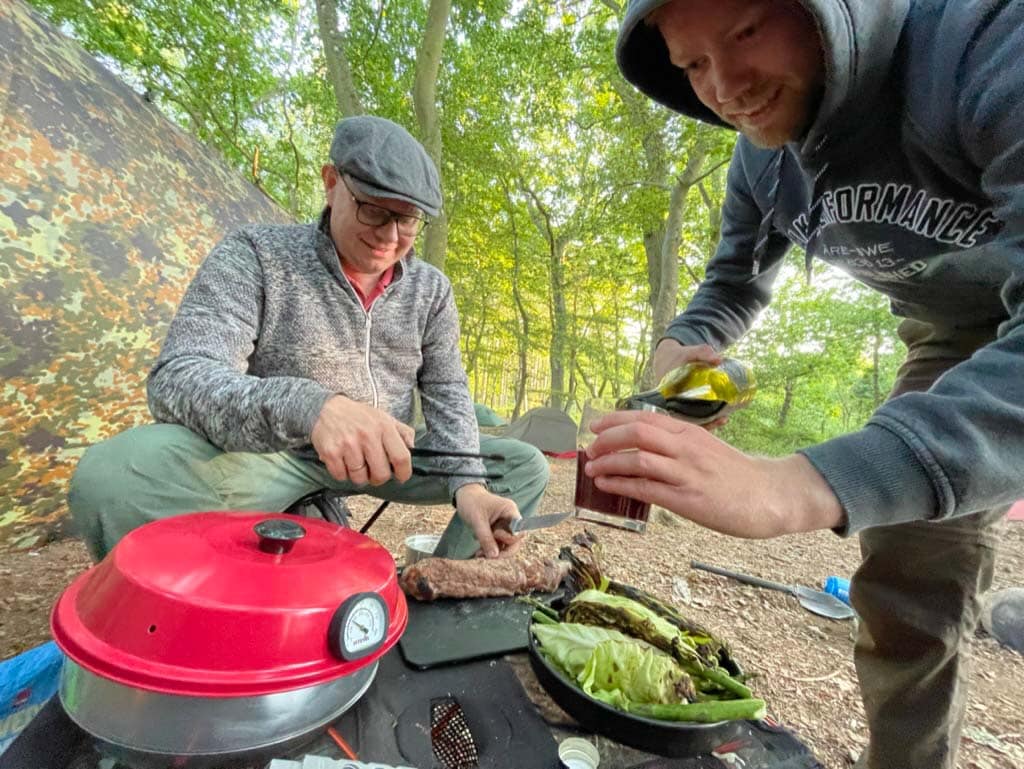 Mad bliver lavet i fællesskab på bål og business tur