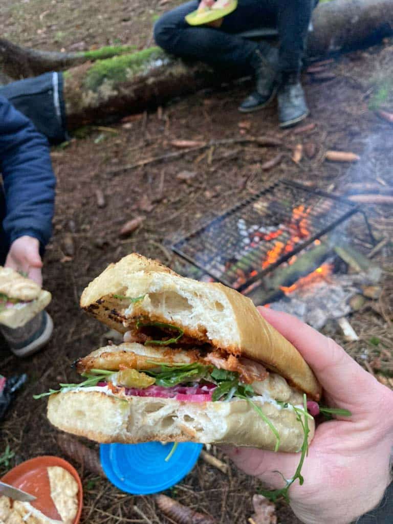 kyllingesandwich lavet på bål og business tur
